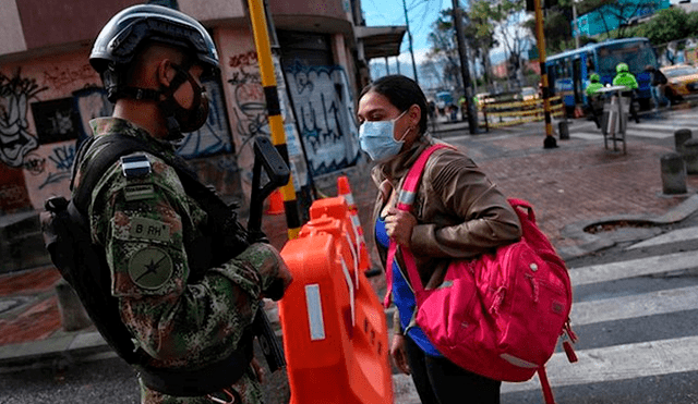 La medida de pico y cédula continúa en las ciudades de Colombia. Aunque poco a poco se van reactivando algunos sectores, esta restricción de movilidad continúa para hacer compras y asistir a diferentes diligencias bancarias.
