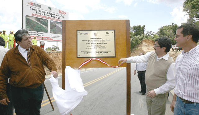 Alan García, Enrique Cornejo, entonces ministro de Transportes, junto a Jorge Barata en la inauguración del tramo 3 de la Interoceánica. Foto: La República.