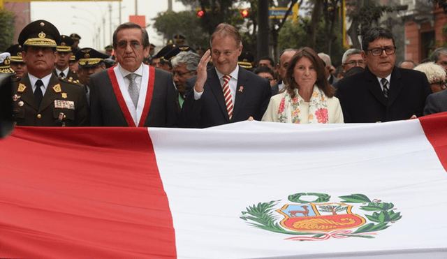 Jorge Muñoz, junto a otras autoridades, participó en la Procesión a la Bandera. Foto: Melissa Merino.
