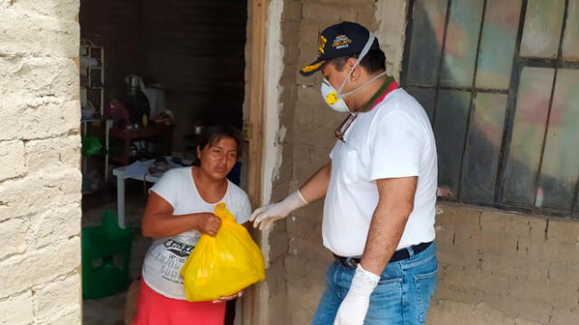 Alcalde Marcos Gasco reparte alimentos