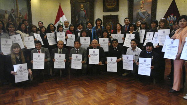 Por su día, más de 100 maestros fueron condecorados en Arequipa