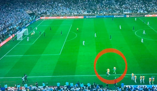 Durante el segundo gol de 'Leo', se pudo observar que los suplentes de Argentina estuvieron en el campo. Foto: DSports