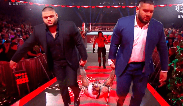 Seth Rollins y el grupo AOP cerraron WWE Raw dejando en el piso a Rey Mysterio y Samoa Joe. | Foto: Fox Sports