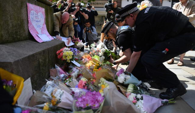 Atentado en Mánchester: Miles de personas realizan vigilia tras ataque terrorista 