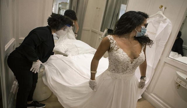 Incluso una tienda de la multinacional española de vestidos de novias abrió este lunes su establecimiento. Foto: EFE