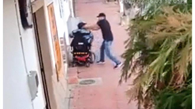 Delincuente asalta a hombre con discapacidad y casi lo arroja de su silla de ruedas [VIDEO]