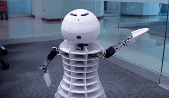 Desliza a la izquierda para conocer al robot ARCA y a dos de sus creadores.