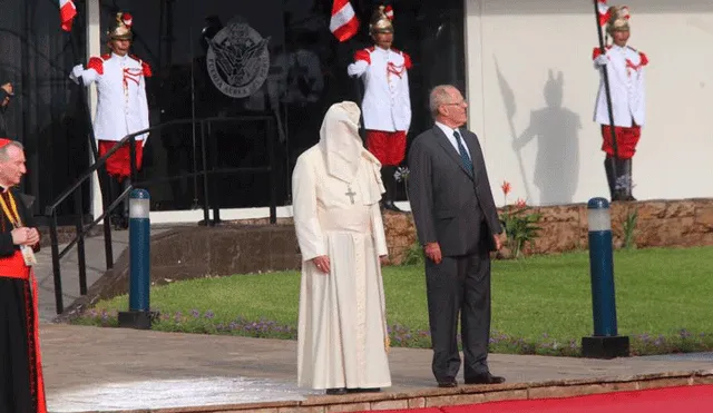 Facebook viral: Aterrador detalle en foto del papa Francisco causa furor