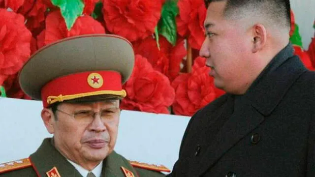 Kim Jong-un junto a su tío, Jang Song-thaek, a quién condenó a muerte tras acusarlo de ''actos criminales''. Foto: Difusión