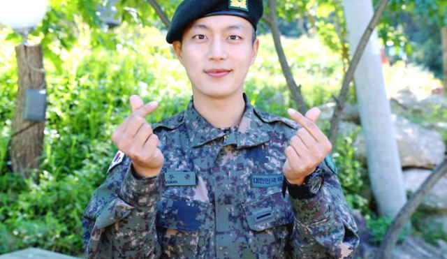 Yoon Doojoon de HIGHLIGHT inició su servicio militar el 24 de agosto de 2018 y lo culminó el 10 de abril.