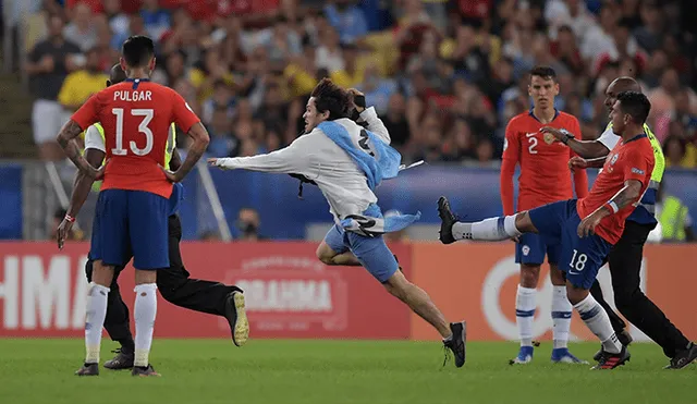 El "hombre pollo" lanzó fuertes calificativos contra los chilenos tras ser pateado por Gonzalo Jara.
