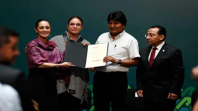 Evo Morales (2d) recibió el título de huésped distinguido de manos de la jefa de Gobierno de la Ciudad de México, Claudia Sheinbaum (i). Foto: EFE