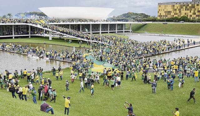 Ataque fascista. El lumpen bolsonarista irrumpió en la sede de los poderes políticos de Brasilia ante la pasividad de la policía militar encargada del resguardo. Foto: EFE