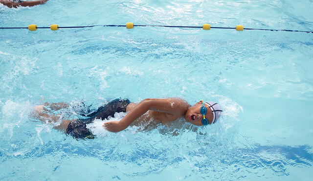 Megan Romano, campeona mundial de natación, brindó clases en Comas [FOTOS]