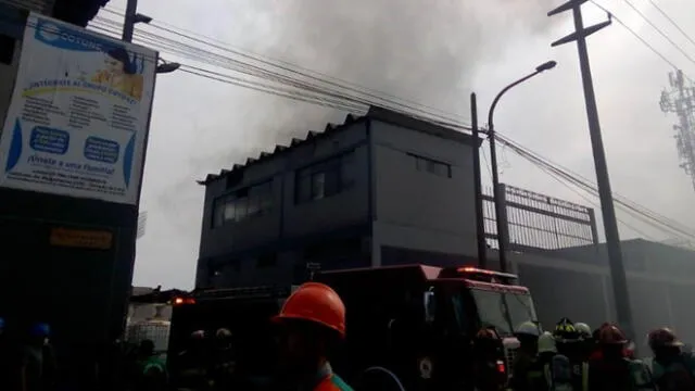 Según los trabajadores de Romosa, el incendio se habría originado en un local aledaño. (Foto: Pamela Advíncula / La República)