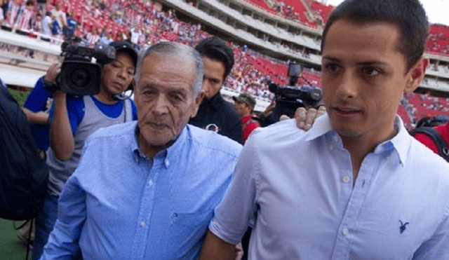 Chicharito nunca dejó de estar acompañado de su abuelo (Foto: Nación Deportes)