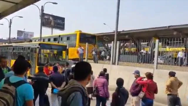 Metropolitano: usuarios se cansaron de esperar buses y bloquearon la vía [VIDEO]