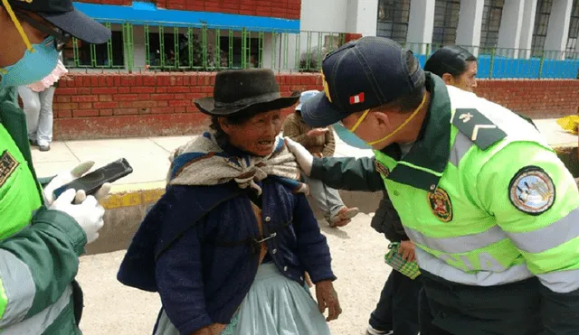 Ancianita caminó cinco kilómetros para cobrar bono de S/ 380 en Huancavelica.