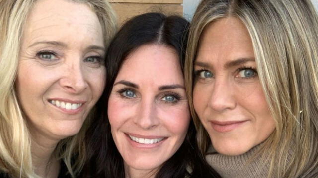 La actriz de 50 años impactó a sus seguidores de Instagram con una fotografía junto a Courtney Cox y Lisa Kudrow.