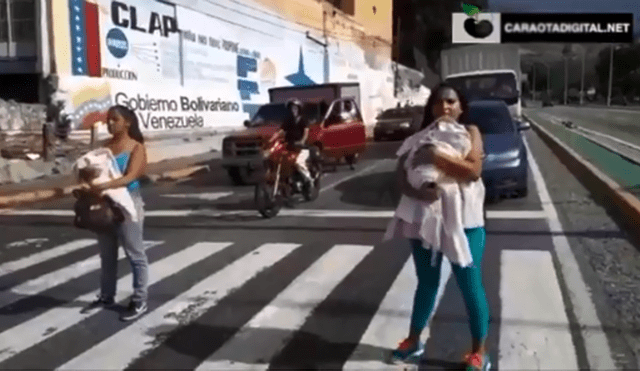 Madres con bebés en brazos cierran avenida de Caracas por escasez de vacunas