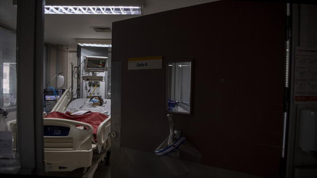 COVID-19 patient remains at the Intensive Care Unit of the Barros Luco Hospital in Santiago, on July 22, 2020 amid the novel coronavirus pandemic. (Photo by Martin BERNETTI / AFP)