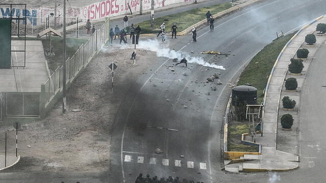 matarani. Foto área de las protestas en la localidad portuaria. Manifestantes pretenden bloquear la vía y la Policía los reprime con bombas lacrimógenas.