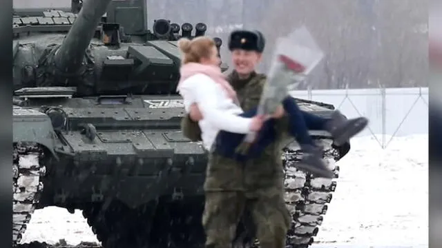 Militar ruso le pide matrimonio a su novia con un corazón hecho de tanques [VIDEO]