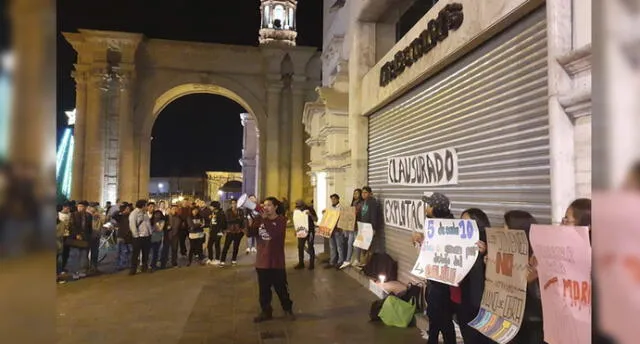 un grupo de activistas se congregó frente a un local de McDonald’s, situado en la calle Mercaderes en Arequipa.