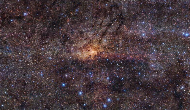 Los científicos descubrieron un violento historial de explosiones en el centro de la Vía Láctea, la zona que más brilla en nuestro cielo nocturno. Foto: ESO.