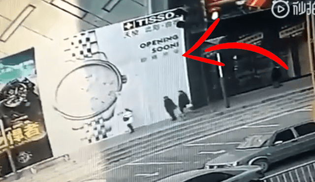 YouTube viral: graban momento exacto en que gigantesco cartel se desploma sobre transeúntes en China [VIDEO]