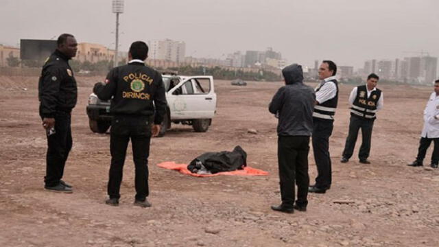 San Miguel: Policía halla cuerpo de mujer flotando en el mar [VIDEO]