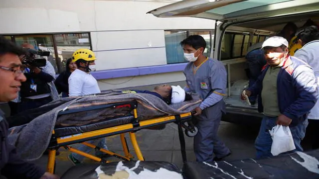 Un hombre herido durante las protestas transportado el martes al Hospital Holandés en la localidad de El Alto. Foto: EFE