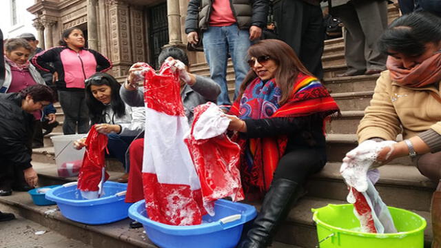 Docentes de Cusco lavan banderas como protesta contra la corrupción 