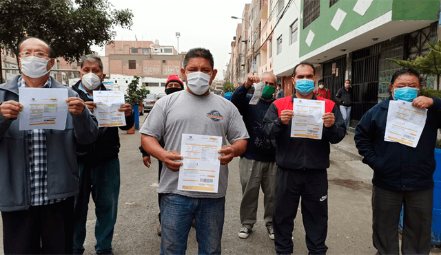 Vecinos reclamam cobros excesivos en recibos de luz. Foto: Luis Ángel Villanueva / La República
