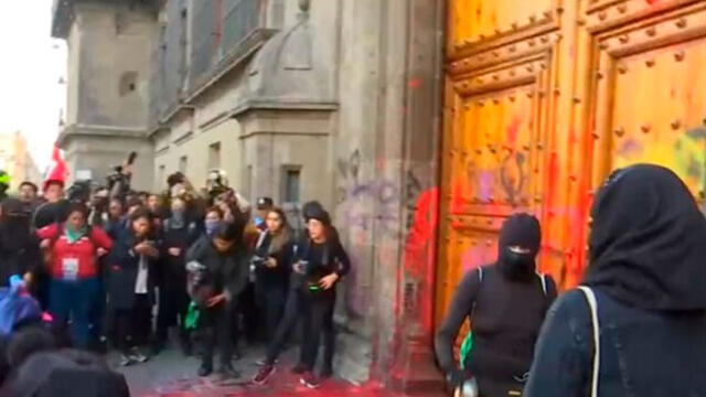 Tras el feminicidio de Ingrid Escamilla, mujeres realizan pintas y prenden fuego frente al Palacio de México [VIDEO]