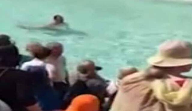 YouTube: Hombre sorprendió nadando desnudo en importante monumento de Italia