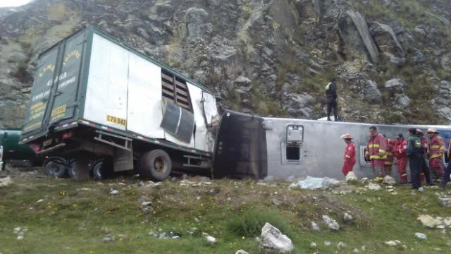 Choque de bus interprovincial con camión deja 12 muertos y 35 heridos
