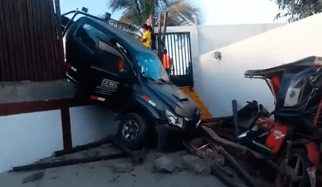 Tumbes: camioneta terminó empotrada en hotel de Zorritos tras fuerte choque