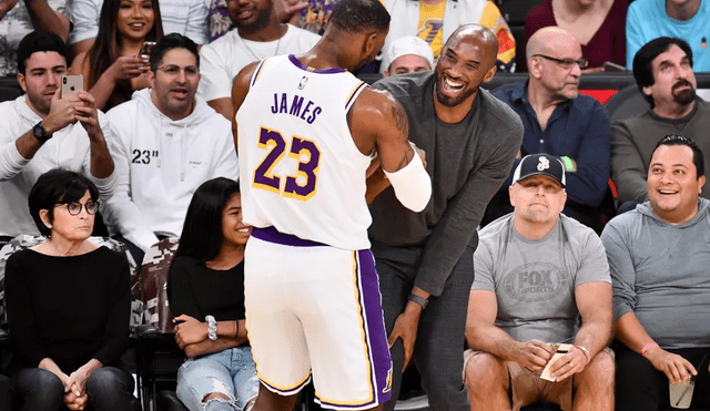 LeBron saluda a Kobe Bryant durante el partido. Crédito: Getty Images