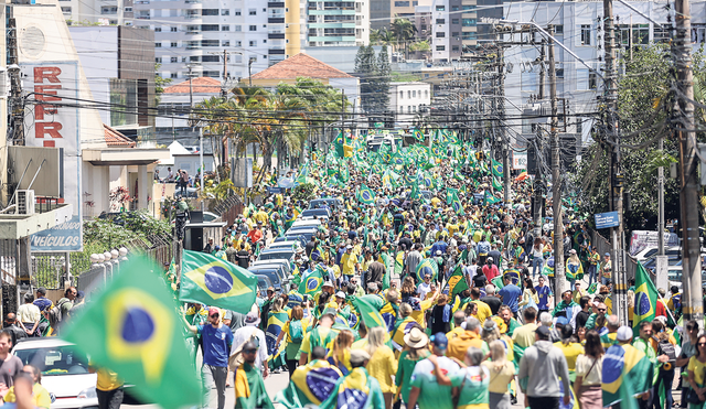 Eufóricos. Partidarios de Bolsonaro marchan hacia el cuartel del 63 Batallón de Infantería.