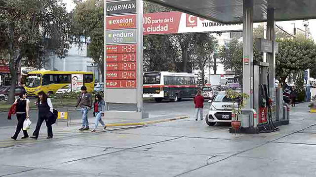 Transportistas amenazan con protestas por aumento en precio de combustibles