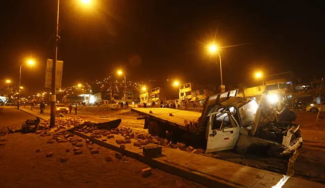 Camión que trasladaba ladrillos se despistó y arrolló a un mototaxi, deja 3 muertos. En Mi Perú - Ventanilla Fotos: Marco Cotrina