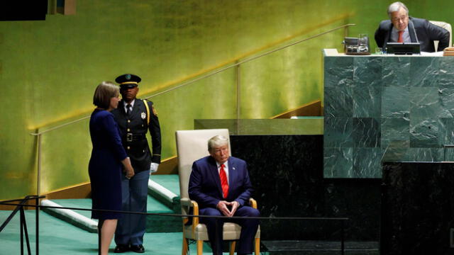 El presidente de los Estados Unidos, Donald Trump (C), se sienta después de hablar durante el debate general de la 74a sesión de la Asamblea General de las Naciones Unidas en la sede de la ONU en Nueva York,EE. UU., 24 de septiembre de 2019.