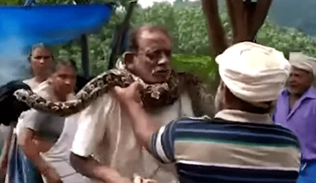 Un video viral de Facebook registró el momento en que una enorme serpiente pitón ataca a un hombre.