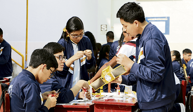 Niños visitan el Conida para conocer el PerúSAT-1.