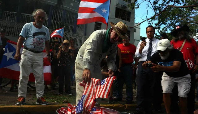 Izquierda puertorriqueña quema emblemas de EEUU en protesta contra plebiscito