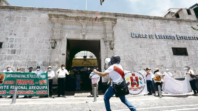 manifestación. Los exagentes policiales hicieron un breve plantón en la comisaría de Palacio y Viejo y culminaron en la Unidad de Servicios Especiales (USE).