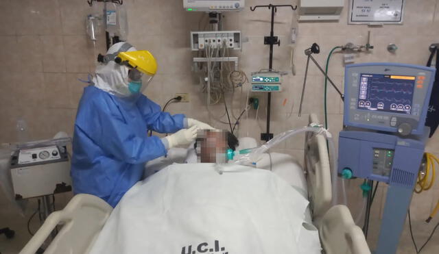 En UCI los pacientes llegan en estado crítico y las enfermeras doblegan sus esfuerzos para salvarlos.