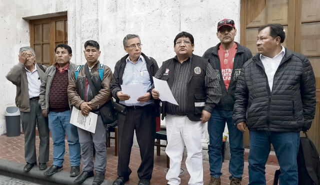 PLATAFORMA. El encuentro se realizó en la Federación Departamental de Trabajadores de Arequipa. Dirigentes leyeron acuerdos al final de la cita.