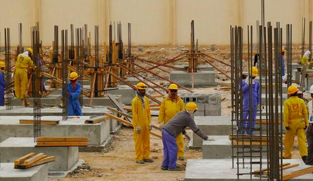 Un reciente informe del periódico británico 'The Guardian' estimaba en unos 6.500 el número de fallecidos en los trabajos. Foto: EFE